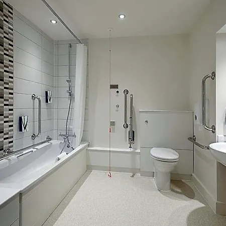 Premier / Bradford Airport 3*