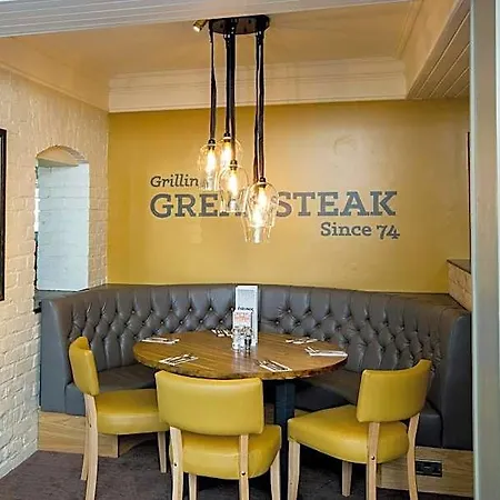Hotel Premier / Bradford Airport