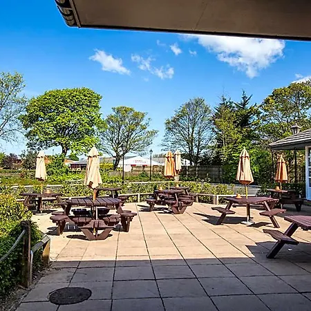 Hotel Premier / Bradford Airport